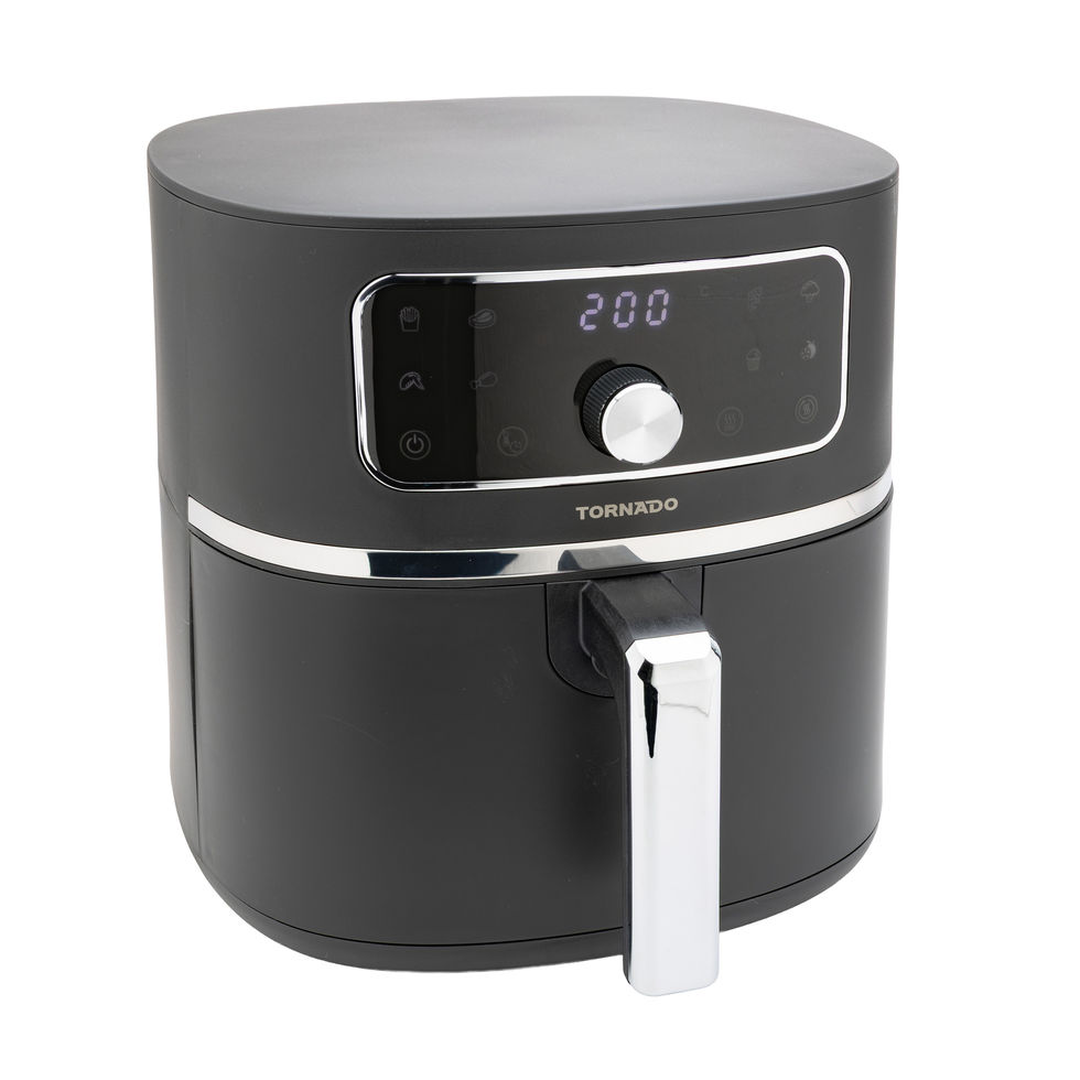 Schwarze Heißluftfritteuse mit digitaler Temperaturanzeige, Drehregler und chromfarbenem Griff, schräg gezeigt