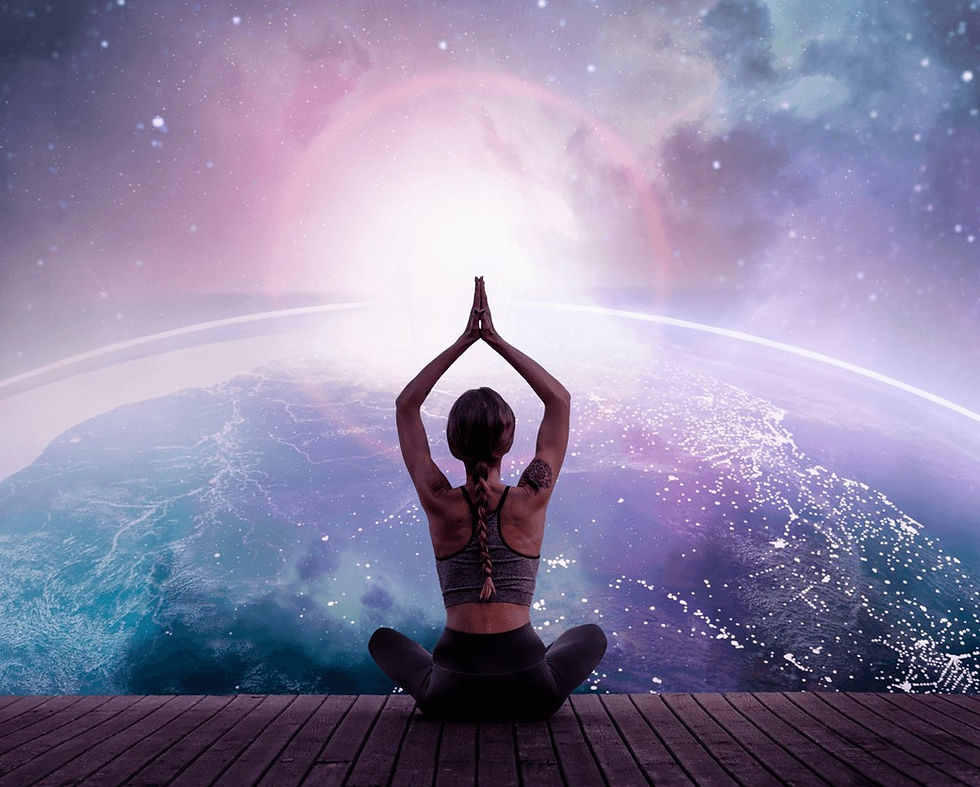 Mulher em meditação sobre um deck, diante de mar e céu cósmicos em tons rosa e azul, com brilho intenso ao fundo.