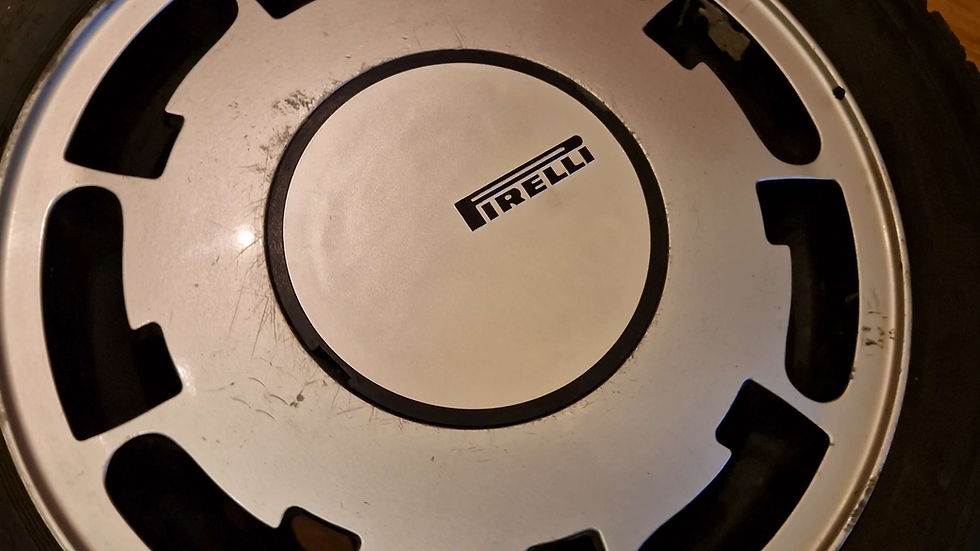 Miniature : Golf 1 GTI - Cache moyeux Pirelli 8P/9P