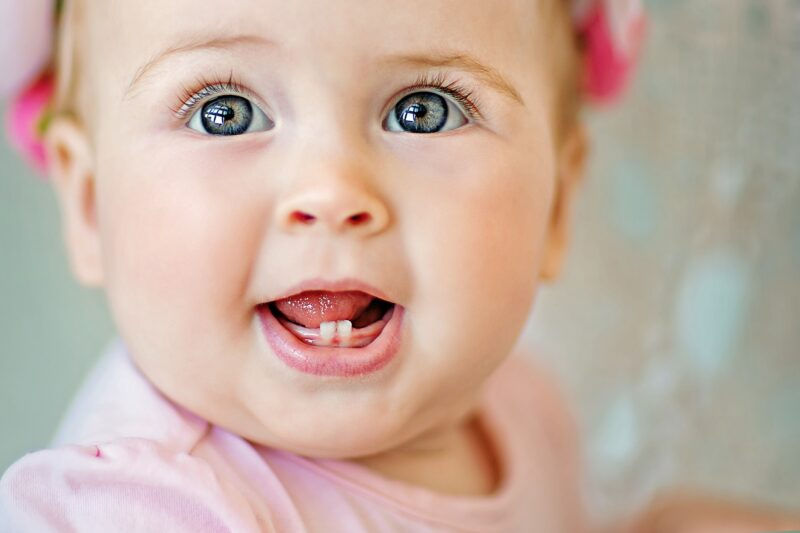 Diş çıkaran bebek ve rahatlatıcı diş kaşıyıcı görseli