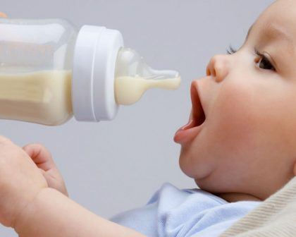 Biberon çürüğü görülen süt dişlerinin yakından görüntüsü.