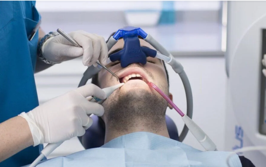 Sedasyon öncesi bilgilendirme yapılan hasta ve hekimin birlikte değerlendirme yaptığı klinik sahnesi.