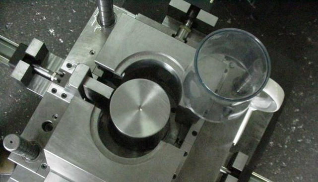 Review contents after the plastic mold trial (1)--Gate position