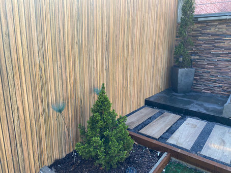 Vous pouvez décorer votre mur de jardin avec nos panneaux AKU.