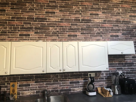 Le modèle Thin 6 a été utilisé pour décorer le mur de la cuisine.