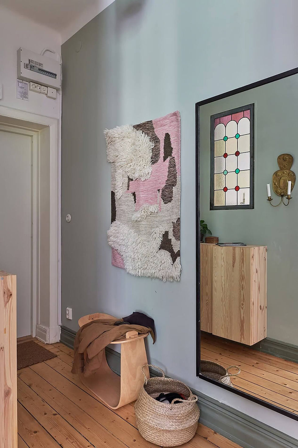 Entryway decorating ideas, front entryway ideas, foyer decorating ideas, entranceway ideas, entryway design, small foyer ideas for the entryway, entryway ideas, front entryway decor, front entry decor, entrance decor, hallway decorating, entry table decor, cosy living room, home decor ideas, modern entryway decor, entrance hall