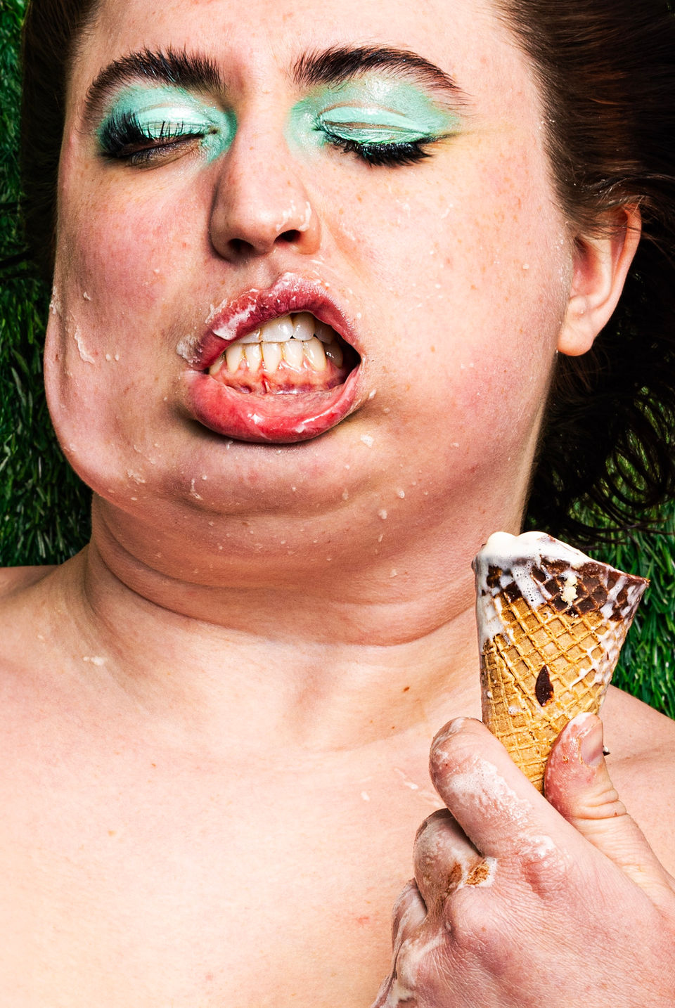 Person with leaf blower melting ice cream