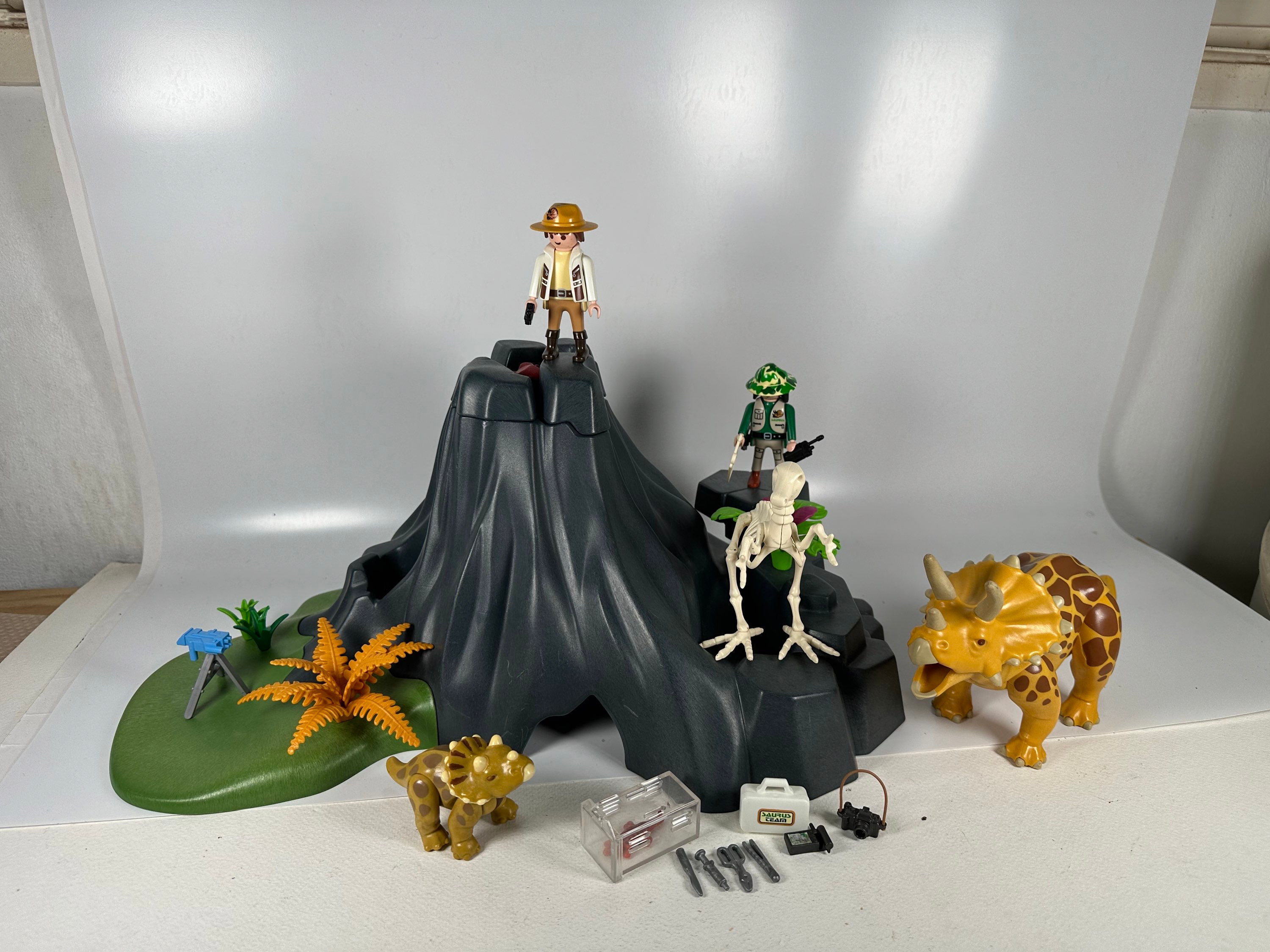 פליימוביל 4179 דינוזאור טריצרטופס עם תינוק והר געש מתפרץ