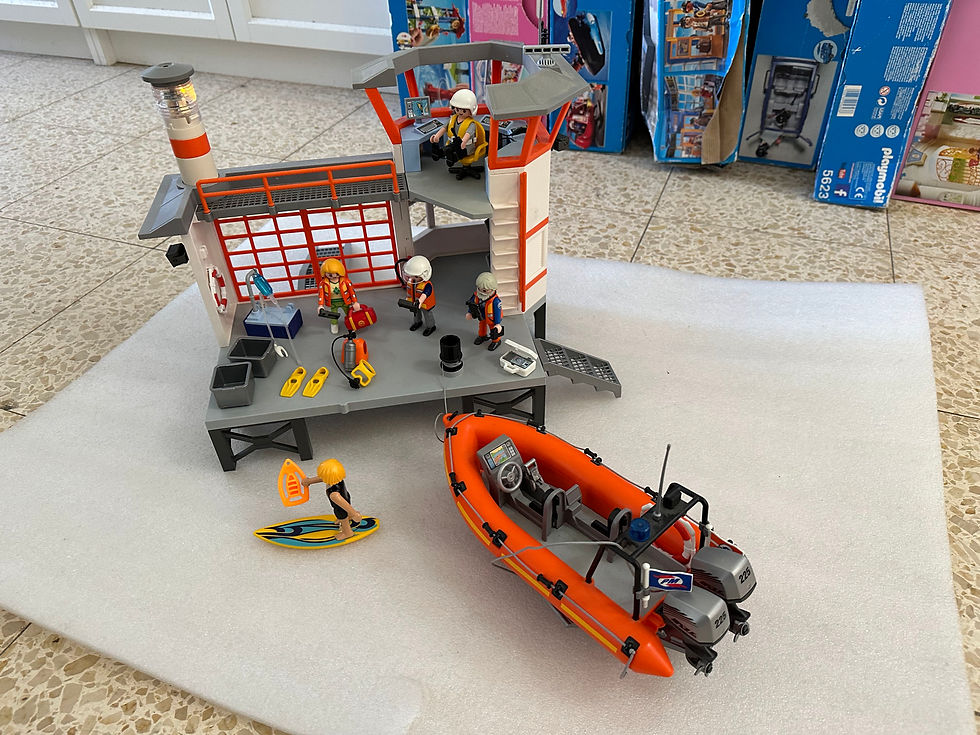 פליימוביל 5539 תחנת משמר החופים עם מגדלור, סירת הצלה כתומה ודמויות חילוץ