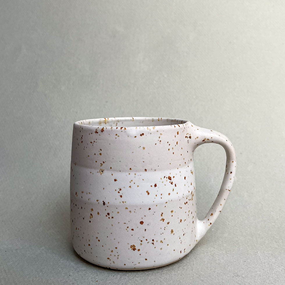 Thumbnail: Høy kaffekopp med hvit stripe