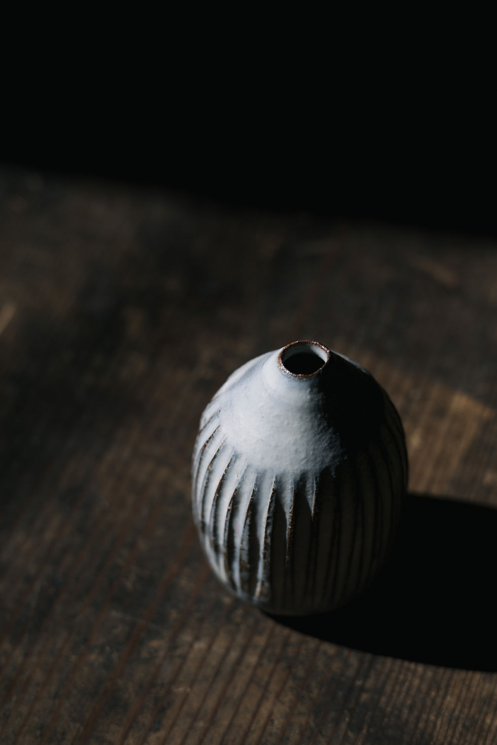 サムネイル： 鎬花入れRidged White Flower Holder