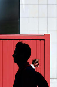 Street Fotografie von Guido Klumpe. Mann raucht tief