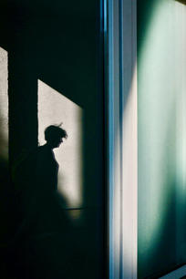 Silhouette in mehreren Ebenen reflektiert
