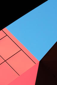 Abstrakte Architekturfotografie in Schwarz blau Rot