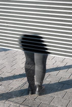 Frau mit seltsamen Oberkörper