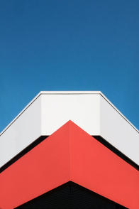 Abstrakte Architekturfotografie in blau rot grün weiß schwarz rosa gelb