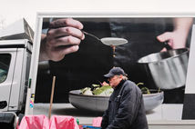 Mann mit Soße aus der Werbung auf dem Kopf