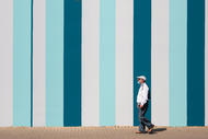 Street Fotografie von Guido Klumpe. Mann trägt gleiche farben wie die wand