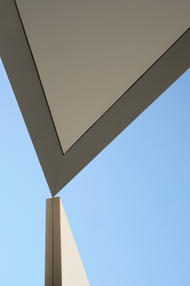 Abstrakte Architekturfotografie in Blau Schwarz Weiß