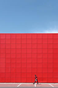 Mann in rot vor roter wand