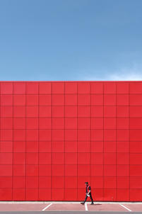 Mann in rot vor roter wand