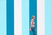 Eine frau in Streifen vor streifen