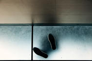 Street Fotografie von Guido Klumpe. Schuhe von unten