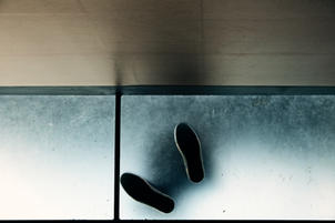Street Fotografie von Guido Klumpe. Schuhe von unten
