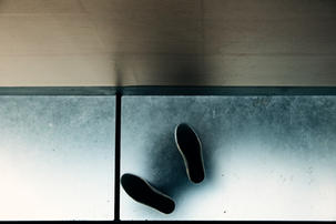 Street Fotografie von Guido Klumpe. Schuhe von unten