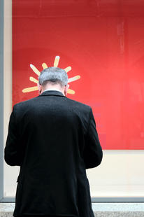 Mann mit Sonnencorona