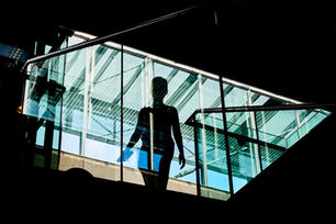 Silhouette in dicht überlagerten Reflektionen