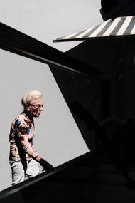 Street Fotografie von Guido Klumpe. Frau im Schatten rahmen