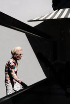 Street Fotografie von Guido Klumpe. Frau im Schatten rahmen