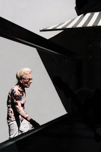Street Fotografie von Guido Klumpe. Frau im Schatten rahmen