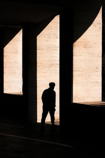 Silhouette im Torbogen