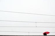 Street Fotografie von Guido Klumpe. Himmel und roter regenschirm