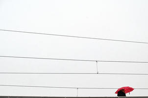 Street Fotografie von Guido Klumpe. Himmel und roter regenschirm