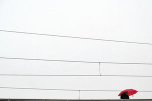 Street Fotografie von Guido Klumpe. Himmel und roter regenschirm