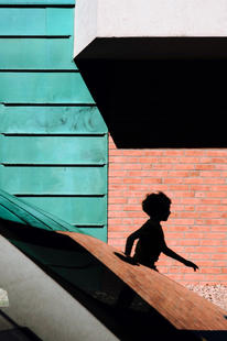 Silhouette eines rennenden Kindes in urbanen landschaften