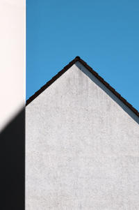 Abstrakte Architekturfotografie in Schwarz blau weiß