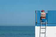 Street Fotografie von Guido Klumpe. Mann bewacht das Meer