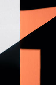 Abstrakte Architekturfotografie in Schwarz weiß
Orange