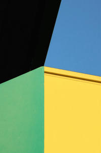 Abstrakte Architekturfotografie in Blau Schwarz Gelb grün