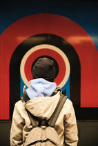 Eine Frau hat Ringe um den kopf