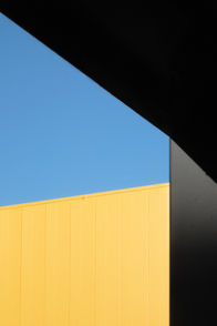 Abstrakte Architekturfotografie in blau rot grün weiß schwarz rosa gelb
