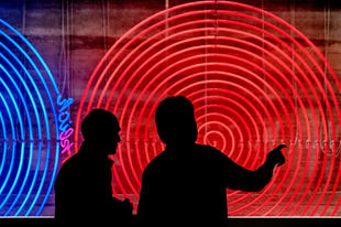 Zwei Silhouetten vor lichtkunst
