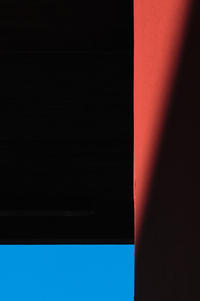 Abstrakte Architekturfotografie in Schwarz blau Rot