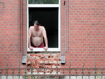 Ein Mann entdeckt, dass sein Balkon fehlt.