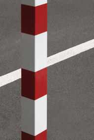 Abstrakte Architekturfotografie in Schwarz blau Rot