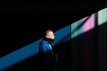 Mann träumt im lichtstreifen